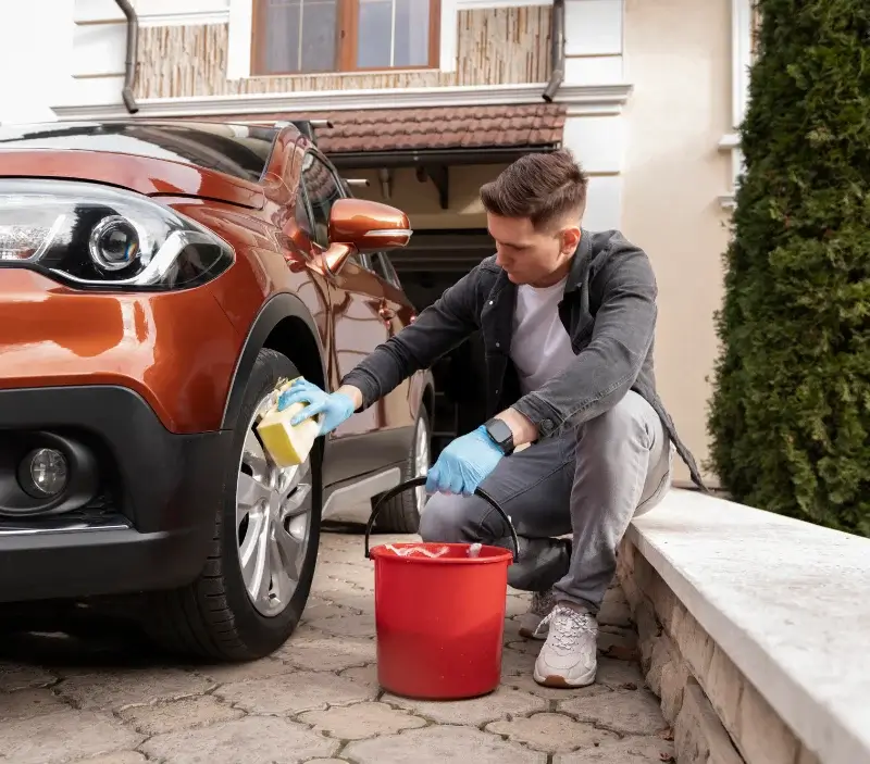 Lavage auto à domicile Planfoy : professionnel intervenant sur un véhicule